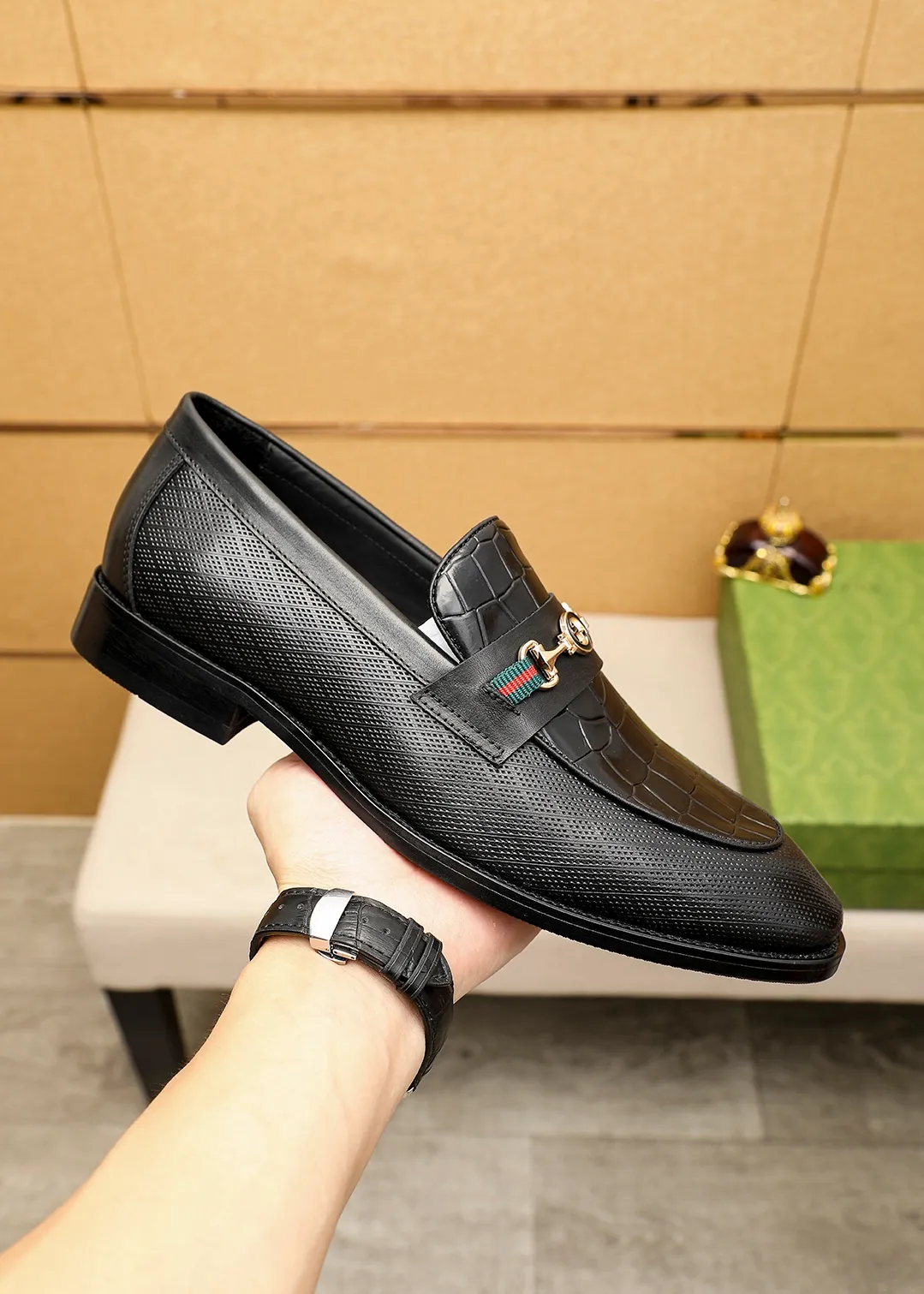 Men's shoes 💰442 💐 Product trademark: GUCCI "Gucci" casual leather shoes Regular size: 38-44 (45.46🉑️customized) Product materials: Selected imported first-layer calfskin embossed upper + luxury hardware buckle, imported small dyed cowhide leather lining. Strong three-dimensional visual effect, combined outsole Color: 1⃣️color optional